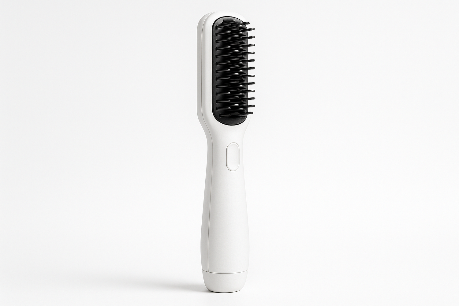 une brosse lissante sans fil de couleur blanche